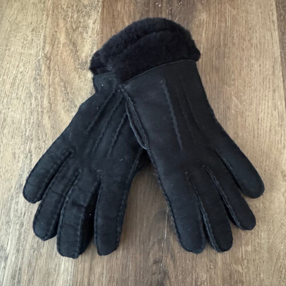 UGG Exposed Seam Suede Shearling Gloves in Black